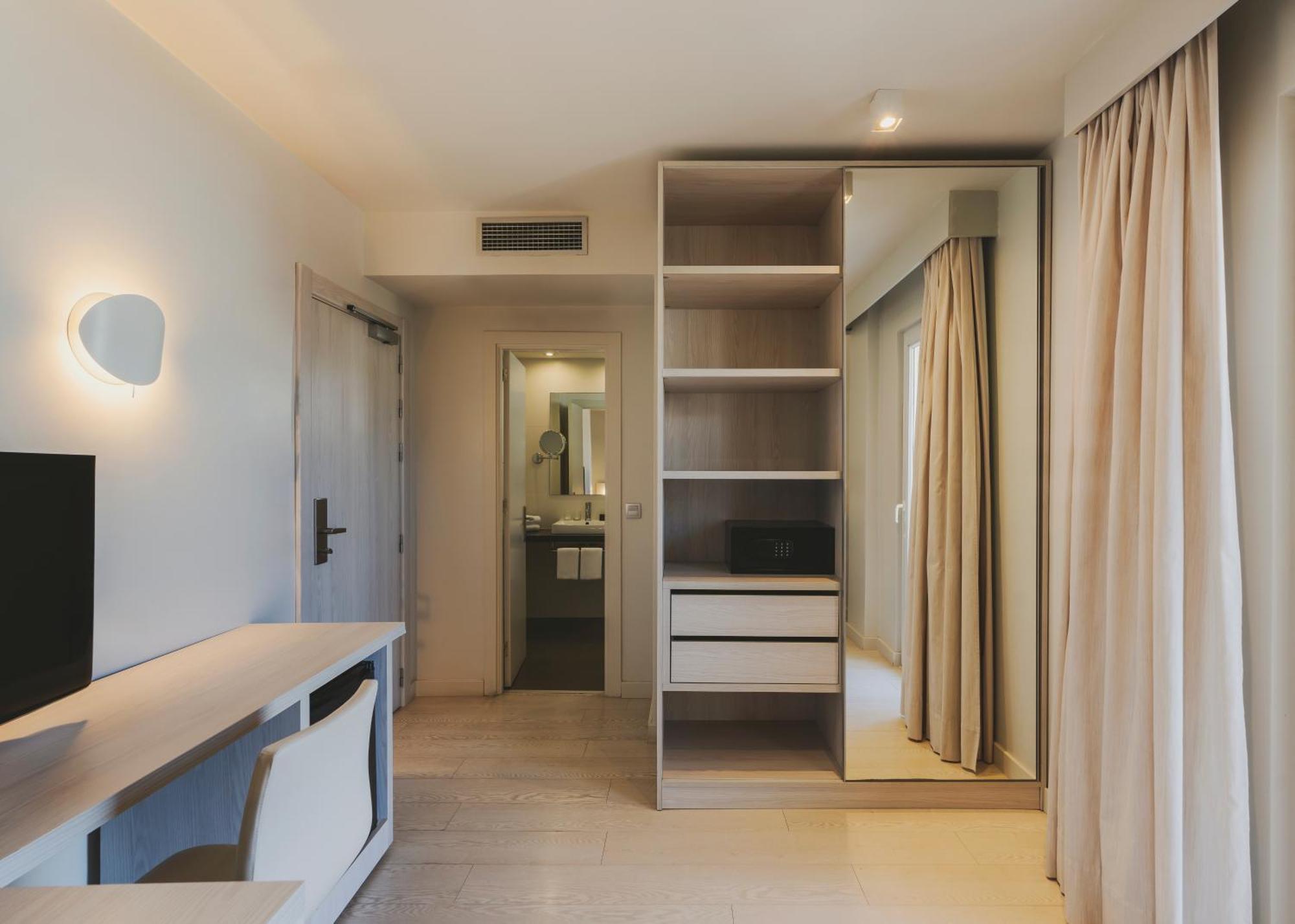 Hotel Mediterraneo Росес Стая снимка