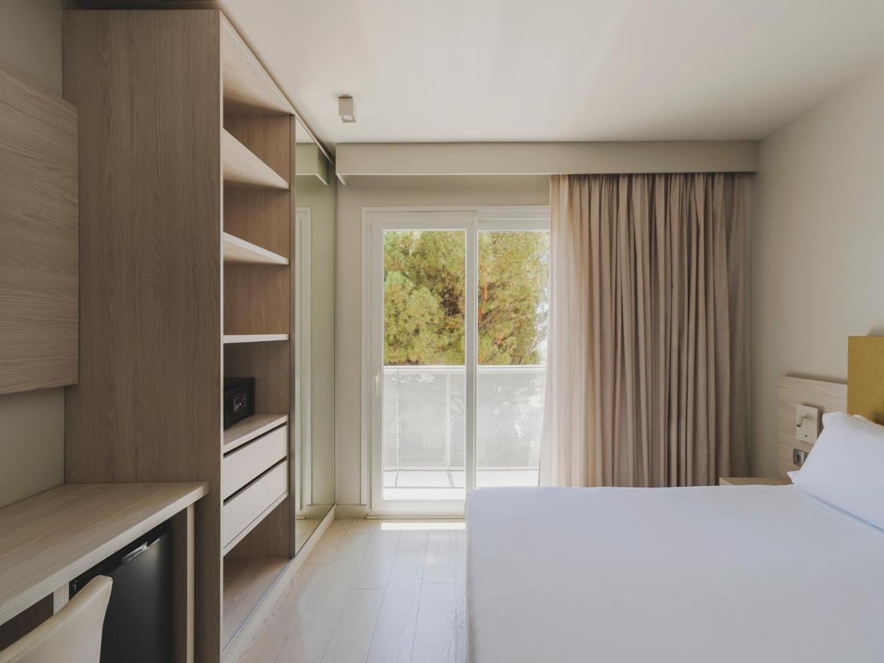Hotel Mediterraneo Росес Екстериор снимка